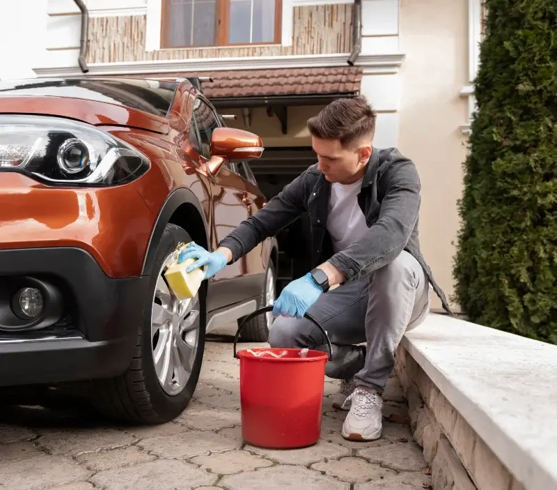 Lavage auto à domicile Castelnau-de-Médoc : professionnel intervenant sur un véhicule
